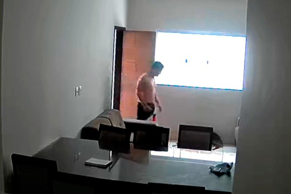 Imagens mostram invasor dentro de apartamento; além de furtos, ele é suspeito de pedofilia e perseguição