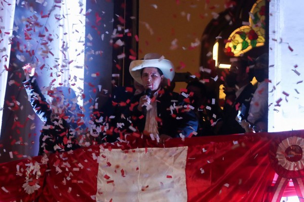 Castillo é confirmado presidente eleito do Peru após longa batalha