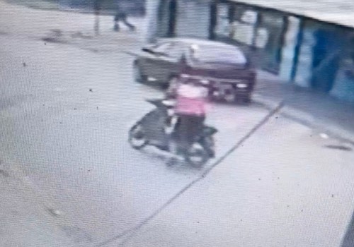 Homem é preso após dupla ser flagrada por câmeras furtando moto com chave na ignição