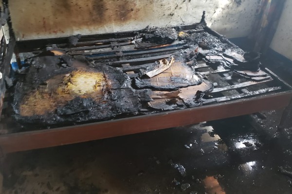 Incêndio criminoso destrói casa de encontros na rua Adélio Maciel em Patos de Minas