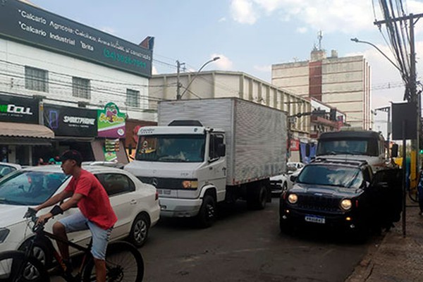 Prefeitura deve proibir que caminhões pesados circulem pela Rua Major Gote