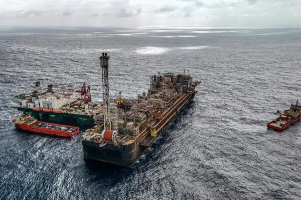 Petroleiros pedem Petrobras mais estatal e menor repasse a acionistas