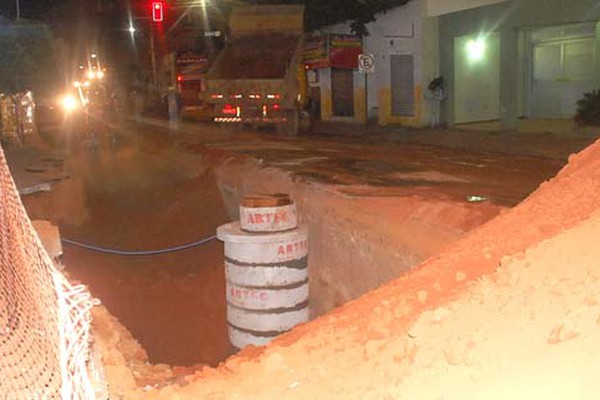 Obras da Copasa interditam a rua Major Gote e provocam caos no trânsito na região central 