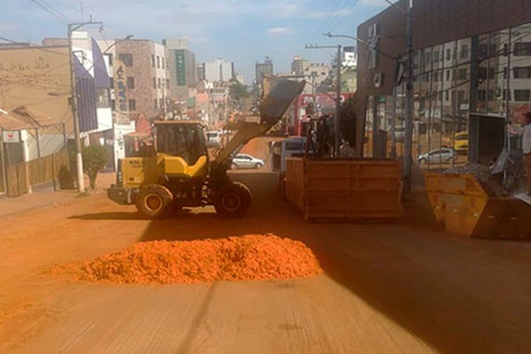 Caminhão despeja grande quantidade de resíduos de tomate e interdita trânsito na Major Gote