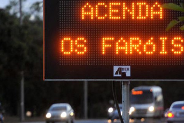 Aplicação de multas por farol desligado em rodovia sinalizada é liberado
