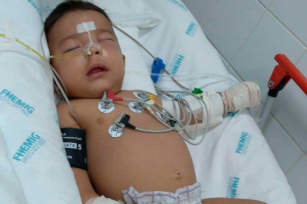 Mãe desesperada pede ajuda para conseguir UTI para bebê internado com pneumonia no Hospital Regional