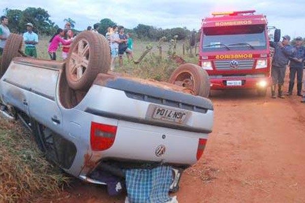 Motorista fica ferido ao capotar veículo em estrada na região da Baixadinha