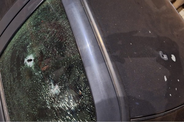 Professor acusado de abusar de crianças em escola tem carro perfurado a balas; autor foi preso