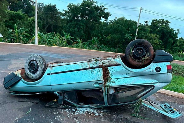 Veículo capota na MG 190 e deixa motorista de 34 anos ferido, em Monte Carmelo