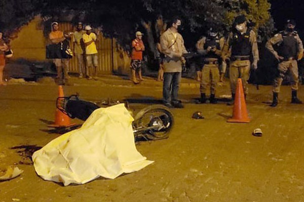 Motociclista morre ao bater em ônibus no bairro Santa Terezinha, em Patos de Minas