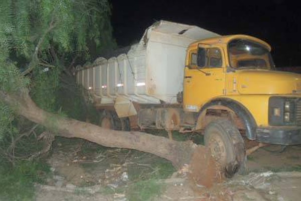 Caminhão volta e deixa um rastro de destruição no morro da rua Joaquim Fubá