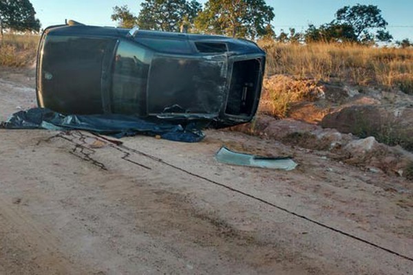 Motorista morre após capotar carro em estrada que liga Andrequicé a Varjão de Minas