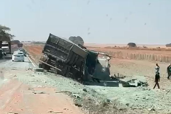 Caminhoneiro morre e outro fica ferido em batida violenta na MG 410