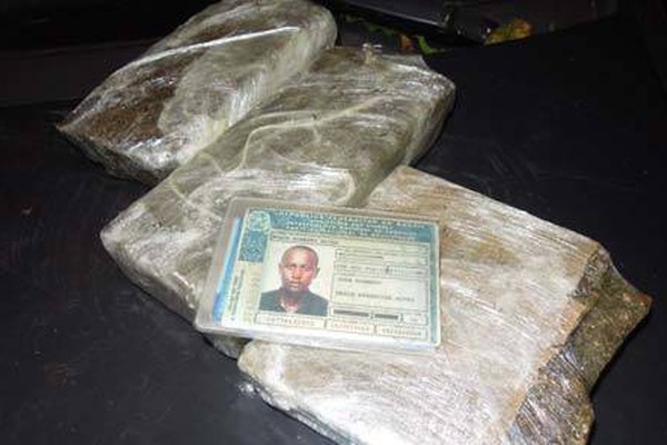 Polícia Civil interrompe comércio de drogas e prende jovem com 2kg de maconha