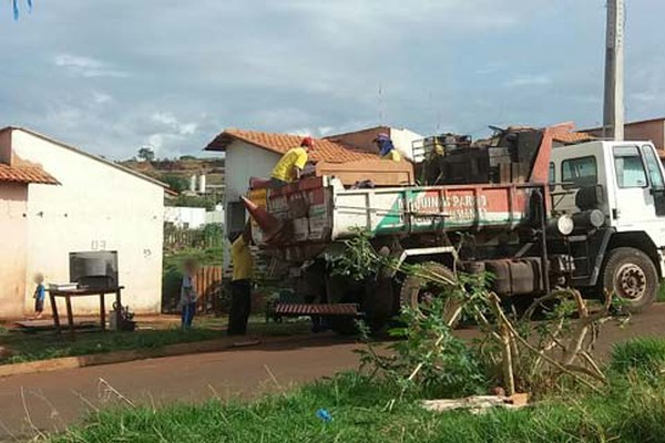 Famílias são retiradas de casas invadidas em residencial no bairro Jardim Esperança