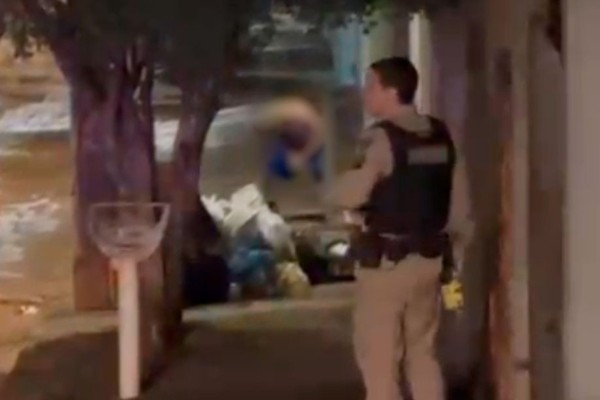 Homem em surto psicótico se arma com faca e precisa ser contido com uso de Taser pela PM
