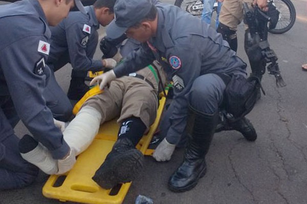 Policial do GEPMOR fica ferido em acidente com automóvel no Centro de Patos de Minas