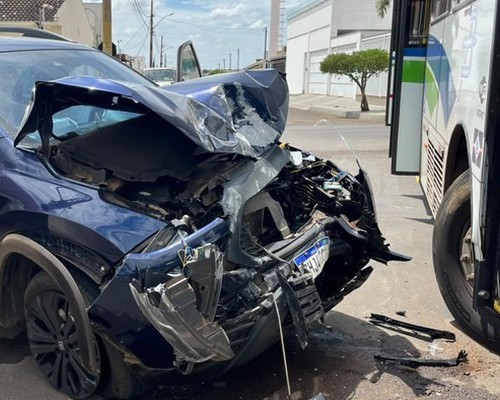 Ônibus com dezenas de passageiros tenta conversão e se envolve em acidente com pick up
