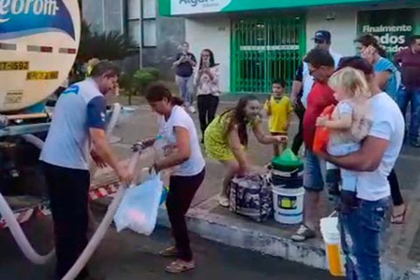 Produtores rurais doam caminhão de leite para moradores no Centro de Patos de Minas