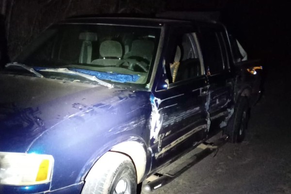 Tentativa de ultrapassagem em local proibido termina em acidente e deixa homem ferido na LMG743, em Patos de Minas