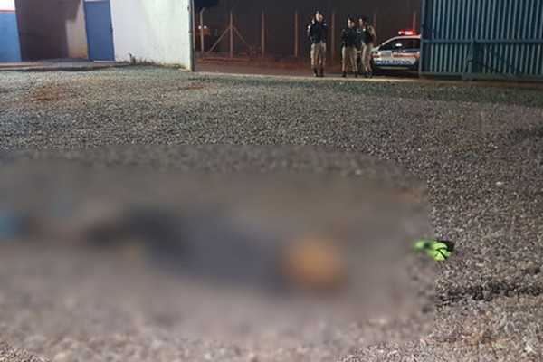 Jovem é assassinado a tiros em estacionamento de empresa na estrada de acesso ao IFTM