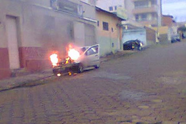 Motorista percebe fogo no motor do carro, para e moradores ajudam a apagar incêndio