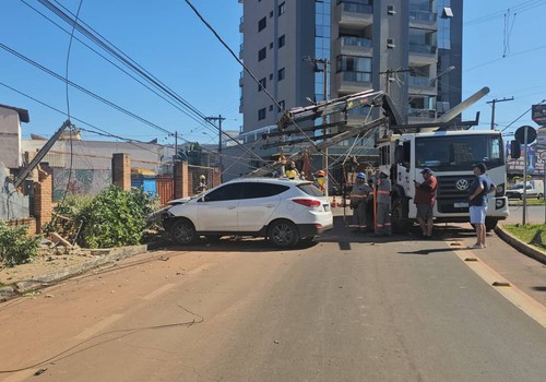 Motorista perde o controle após pneu estourar e acerta poste de iluminação na avenida Padre Almir