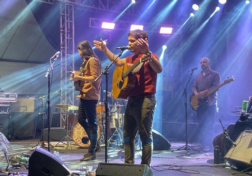 O Berço mostra todo o talento da banda em o “Alto do Vale” na Fenapraça 2026; veja ao vivo