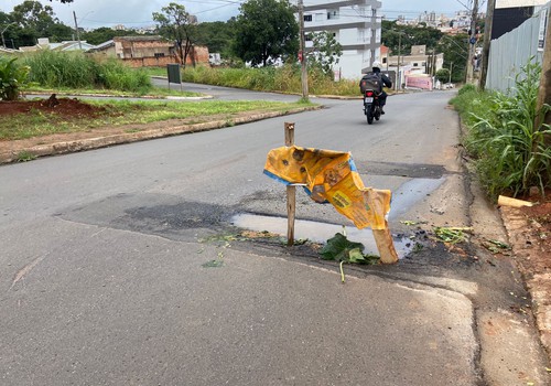 Asfaltos novinhos da avenida Fátima Porto e da rua São Geraldo já estão tomados por remendos