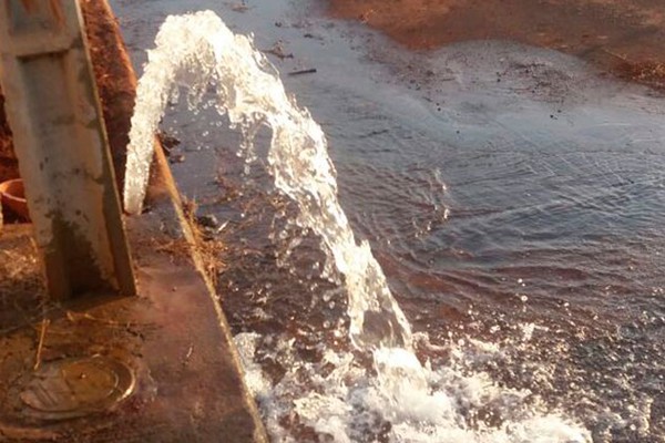 Após água jorrar, moradores em Patos de Minas são surpreendidos com falta d’água