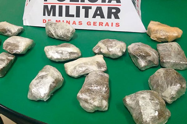Cão farejador da Polícia Militar encontra tabletes de maconha escondidos no bairro Antônio Caixeta