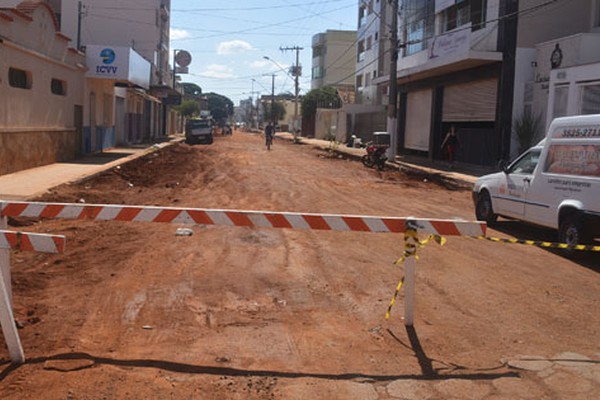 Obra deixa trânsito na Av. Paracatu bastante conturbado e irrita motoristas em Patos de Minas