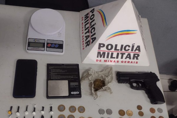 Após recolher ave silvestre, PM de Meio Ambiente prende vizinhos por tráfico de drogas em Patos de Minas