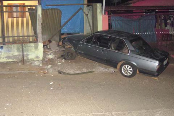 Moradores ouvem disparos de arma de fogo antes de veículo invadir casa em Patos de Minas