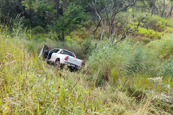 Motorista cochila ao volante e cai em ribanceira na MGC-354 em Patos de Minas