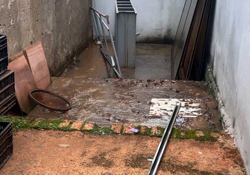 Com casa tomada por esgoto há três dias, morador se revolta e cobra providências da Copasa