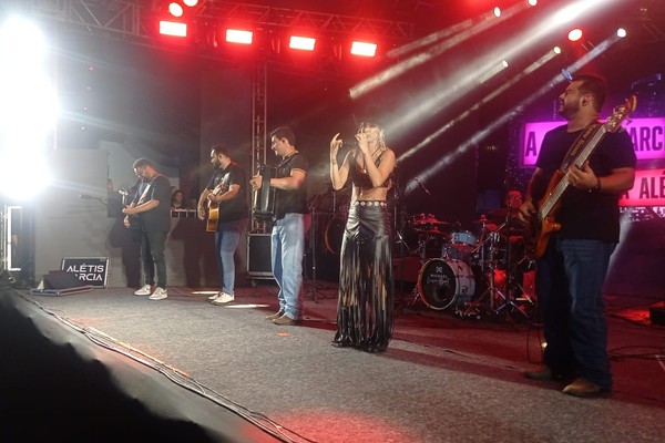 Alétis Garcia faz pot-pourri de sucessos na Fenapraça e coloca o público para dançar; veja ao vivo