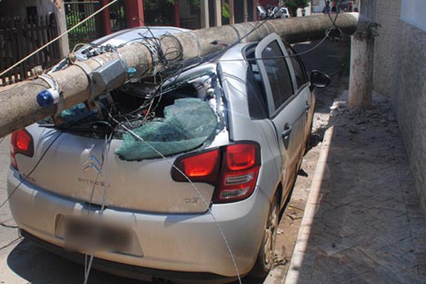 Carreta transportada por Guincho arrasta fiação e derruba poste em cima de veículo estacionado