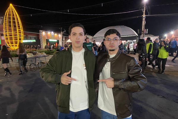 Conheça Kaique e Thiago os maiores fãs da Fenamilho, pelo menos é o que eles dizem; veja ao vivo