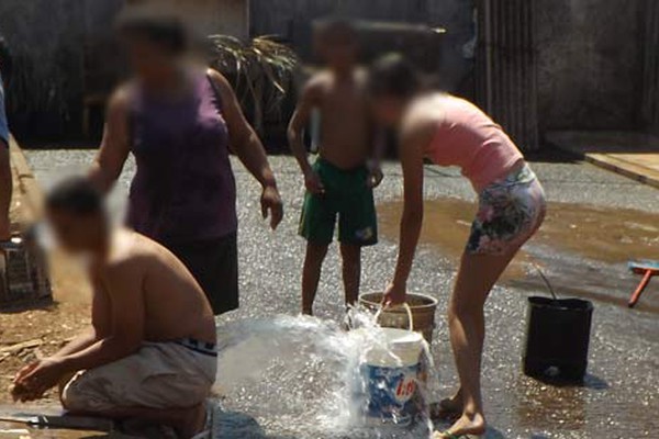 Revoltados com vazamento d'água, moradores evitam desperdício com baldes