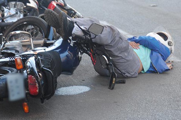 Motociclista sem habilitação fica ferida ao bater em carro que tentava entrar em estacionamento