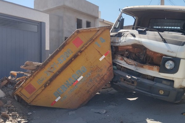 Caminhão desgovernado bate violentamente contra contêiner e caçamba de entulho; veja o vídeo