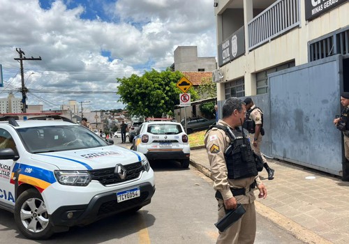 Motorista que fechou entregador, morto em acidente na avenida JK, é preso em Patos de Minas