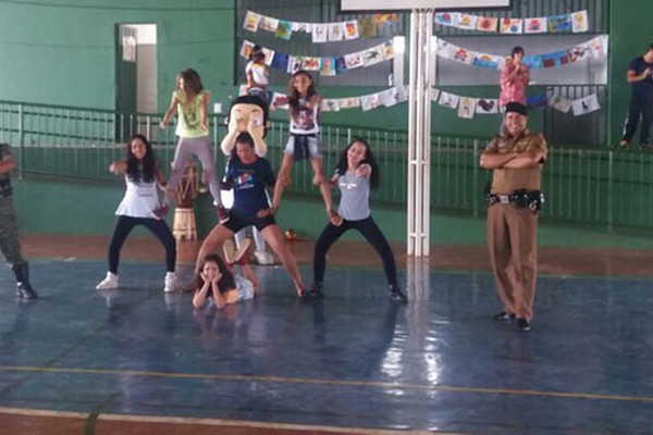 Policiais Militares coordenam Oficina de Dança de Rua no Projeto Viva Cristavo