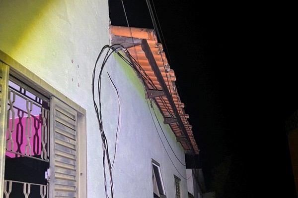 Morador fica sem energia e dá de cara com ladrão em cima da casa furtando os fios da rede elétrica