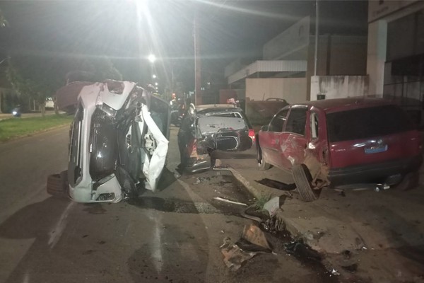 Médico acaba na delegacia após atingir carros estacionados em Patos de Minas