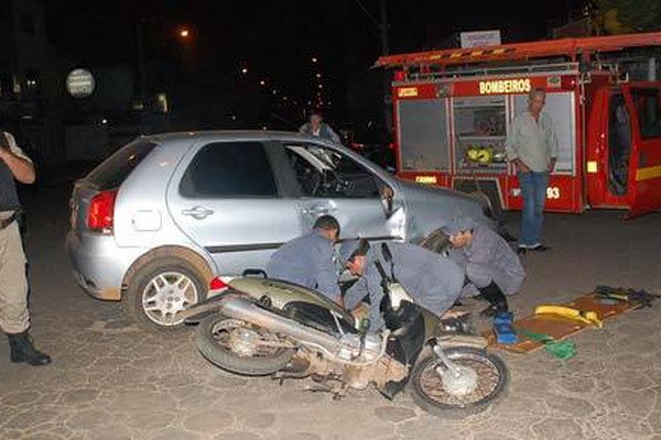Motociclista tem que ser socorrida após grave acidente na Avenida Brasil