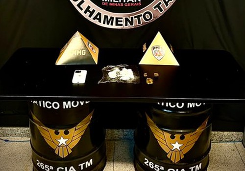 PM vai apurar denúncia de violência doméstica e prende jovem com drogas em Patrocínio