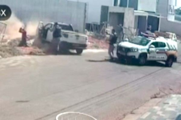 Picape furtada em BH é recuperada após tentativa de fuga em Carmo do Paranaíba; veja momento da abordagem