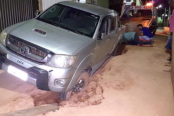 Pavimentação se abre na rua Juca Mandu e caminhonete afunda em obra da Copasa